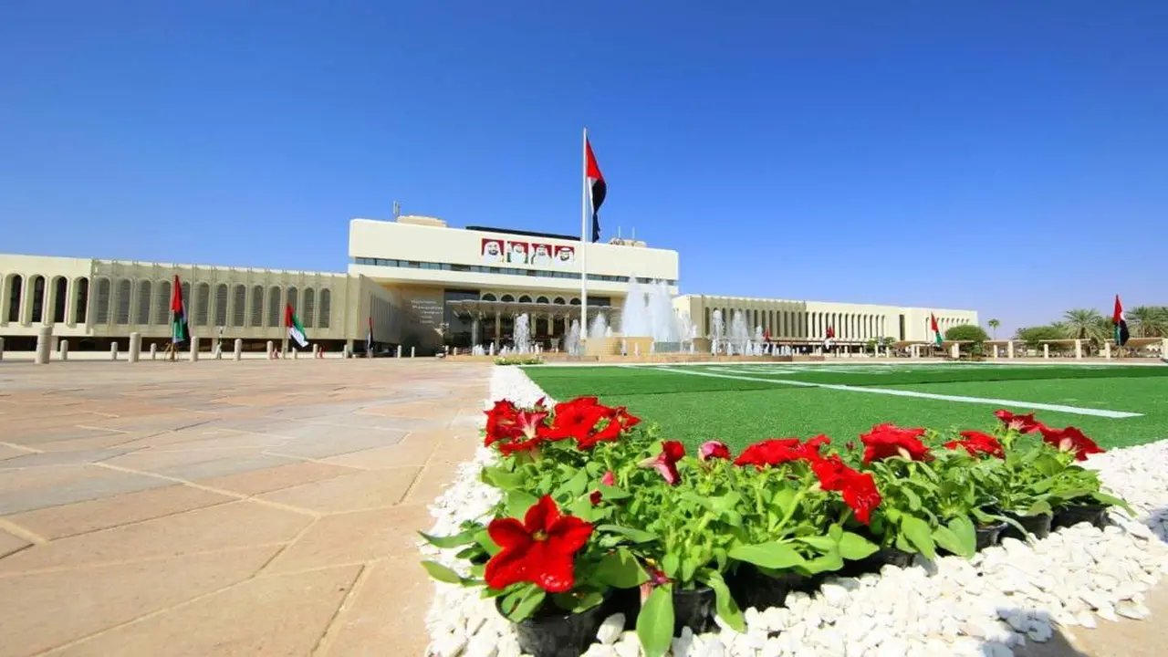 أرقام قياسية.. بلدية العين تنجز 252 ألف معاملة رقمية عبر قنواتها الذكية